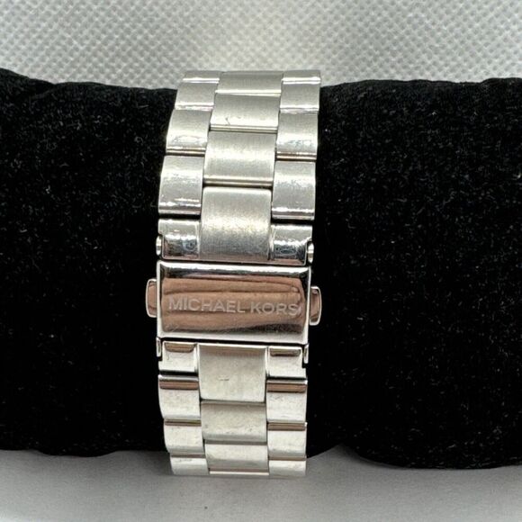 Michael Kors Slim Runway MK3178 Women's Silver Analog Dial Quartz Watch JNA609 - Picture 4 of 11